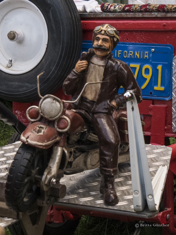 Figur auf Motorrad