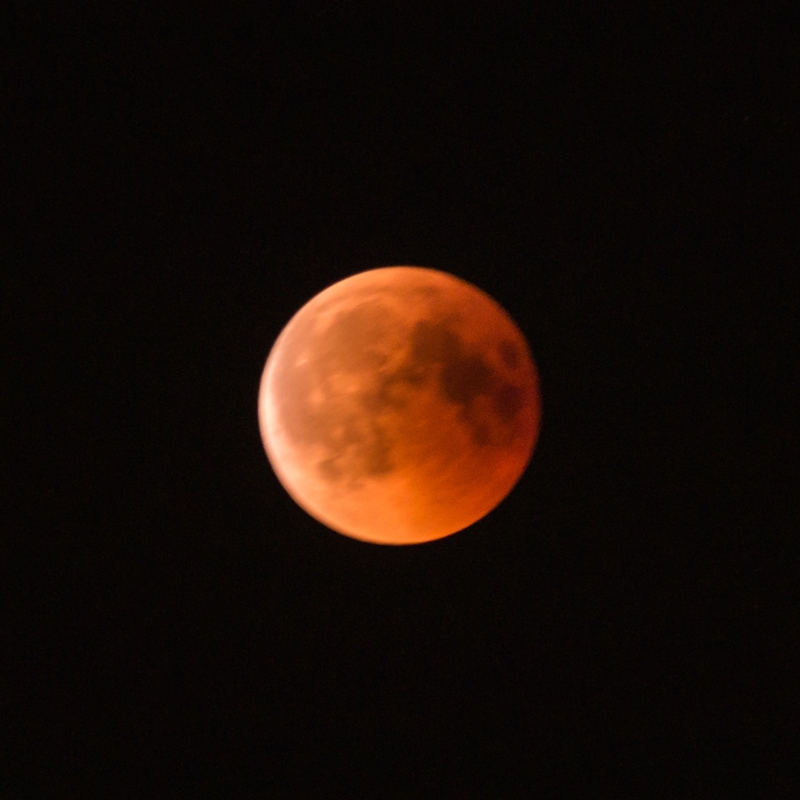 Mond beginnt aus dem Erdschatten herauszutreten