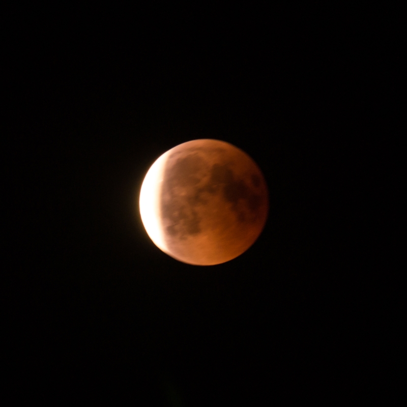 Mond tritt immer weiter aus dem Erdschatten heraus