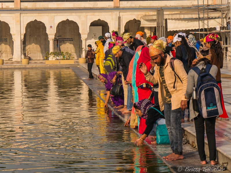 Rituelle Waschung im Gurudwara Bangla Sahib Tempel