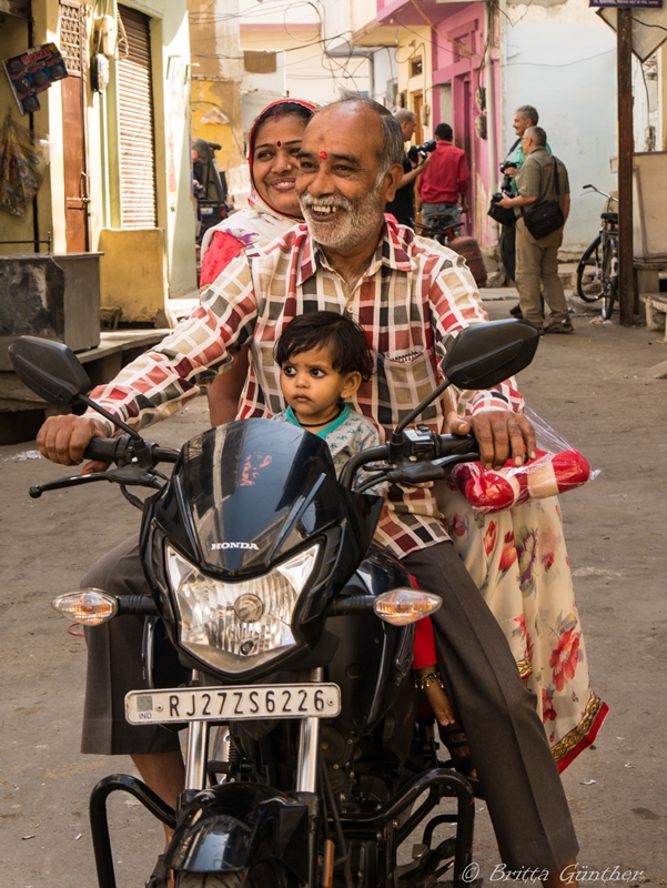 Eine Familie pro Motorrad