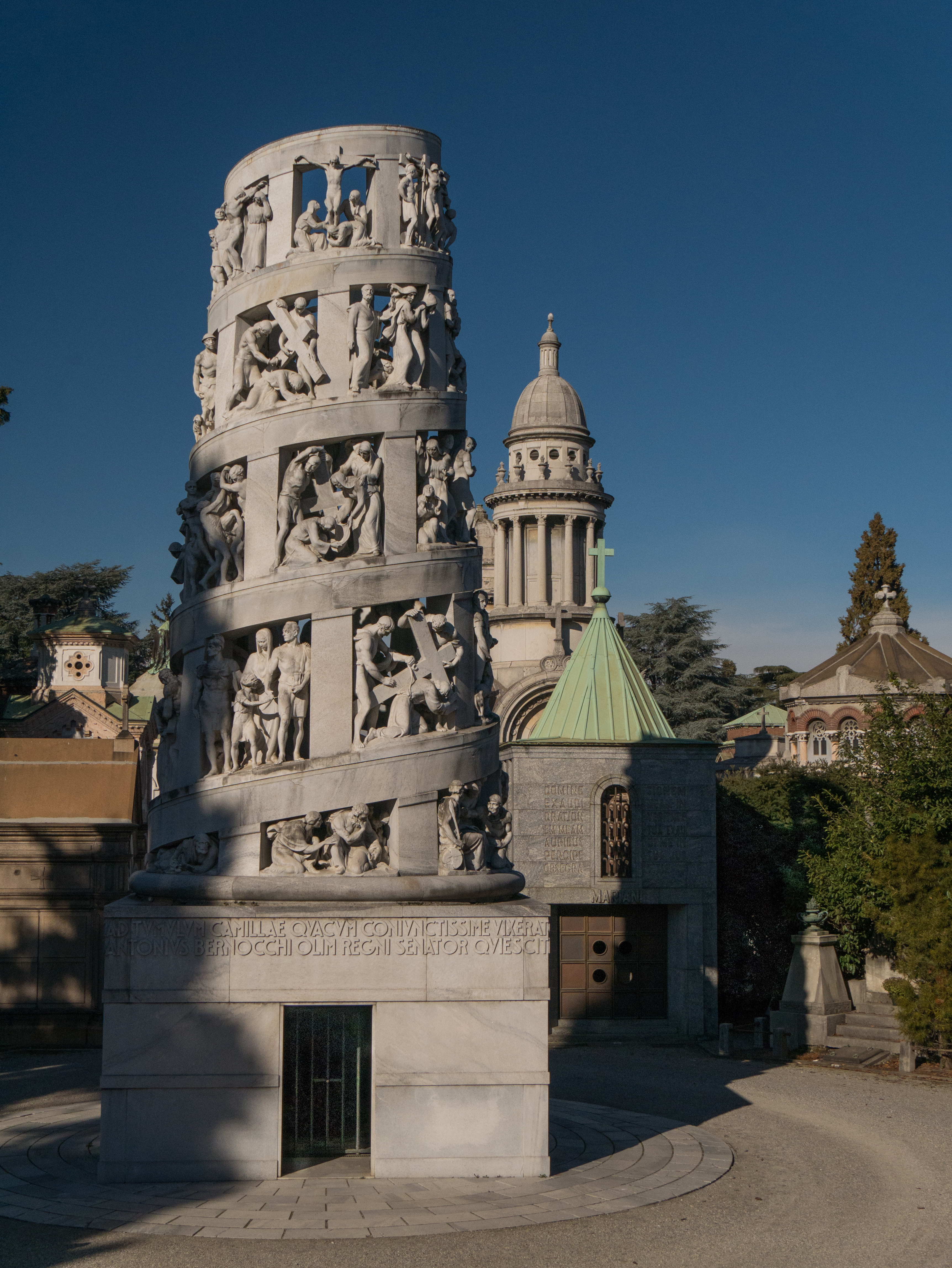 rundes Grabmahl mit vielen Figuren