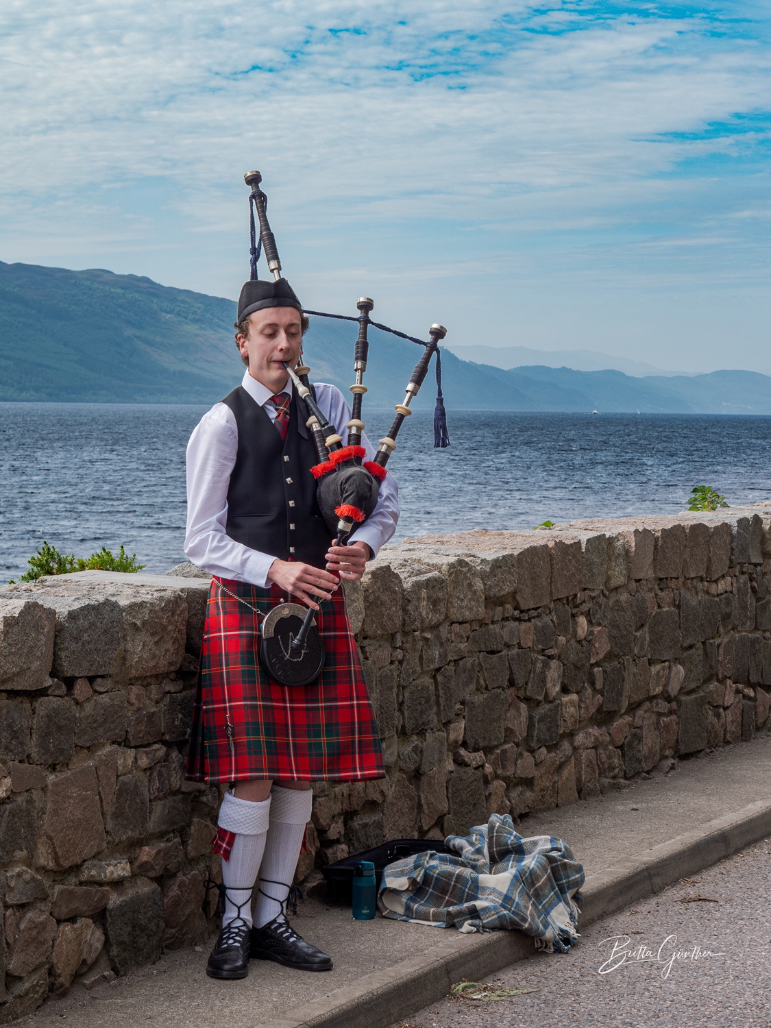 Piper at Loch Ness